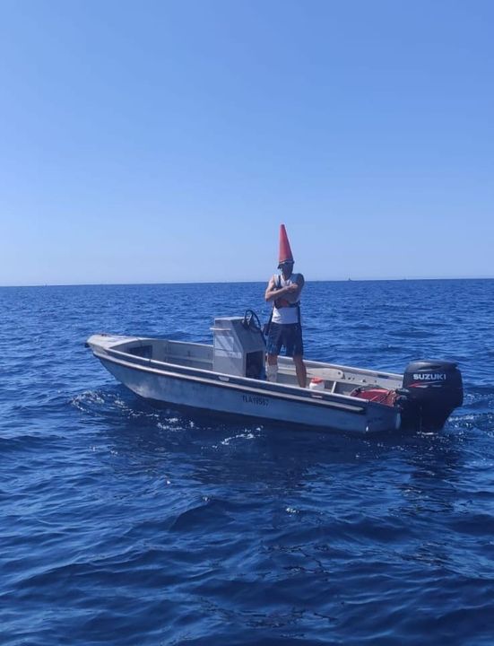 On ne le présente plus..... Ce moniteur, croisé avec un clown, fait ...