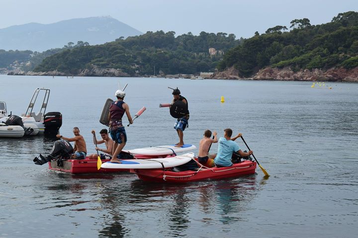 Par ce temps de canicule, les Moniteurs effectuent une séance de spor...